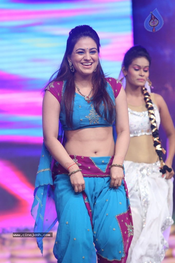 Aksha Hot Photos - 59 / 70 photos