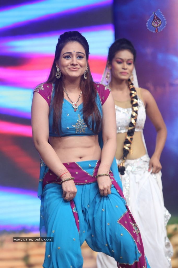 Aksha Hot Photos - 67 / 70 photos