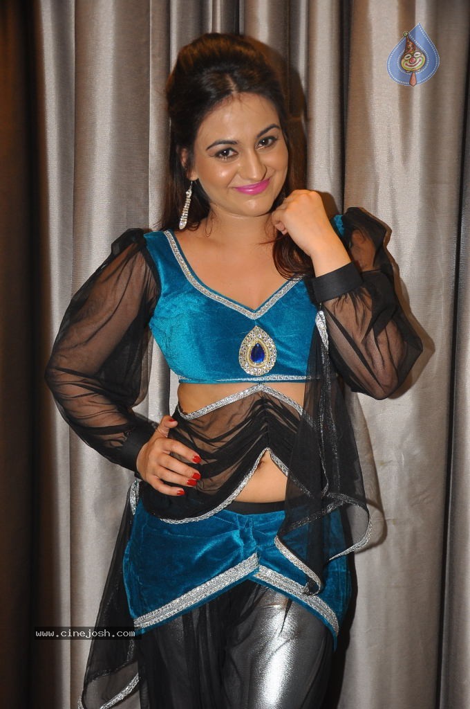 Aksha Hot Pics - 29 / 44 photos