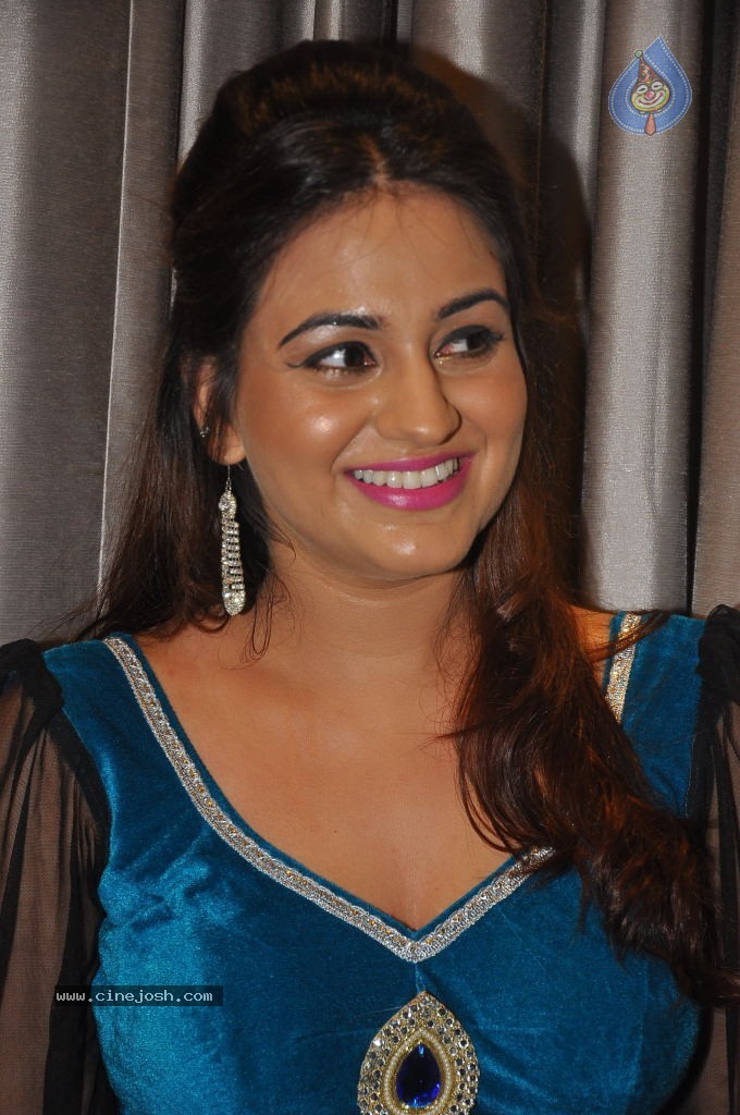 Aksha Hot Pics - 43 / 44 photos