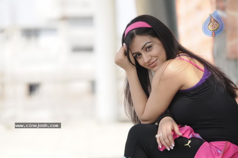 Aksha Latest Gallery - 16 / 42 photos