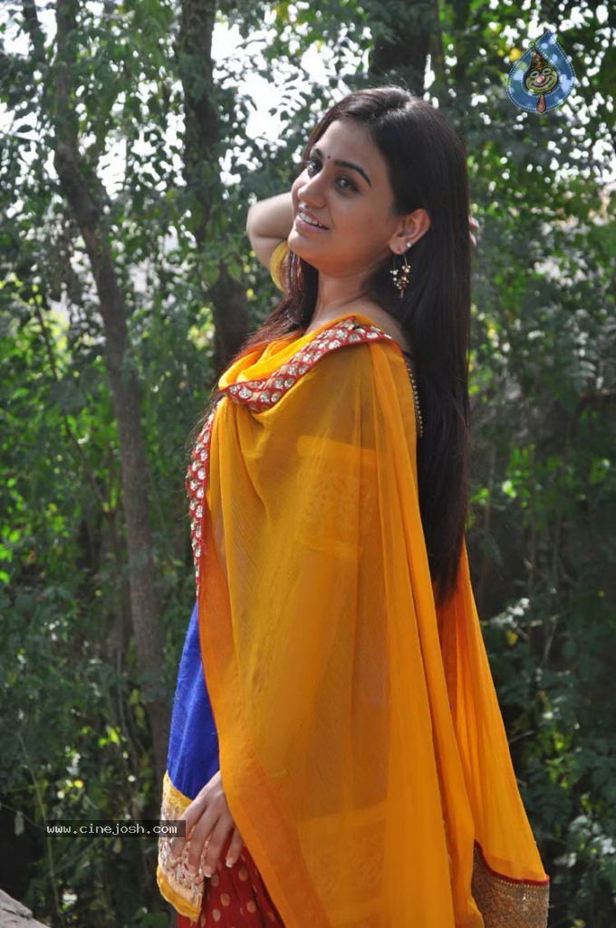 Aksha Latest Stills - 20 / 32 photos