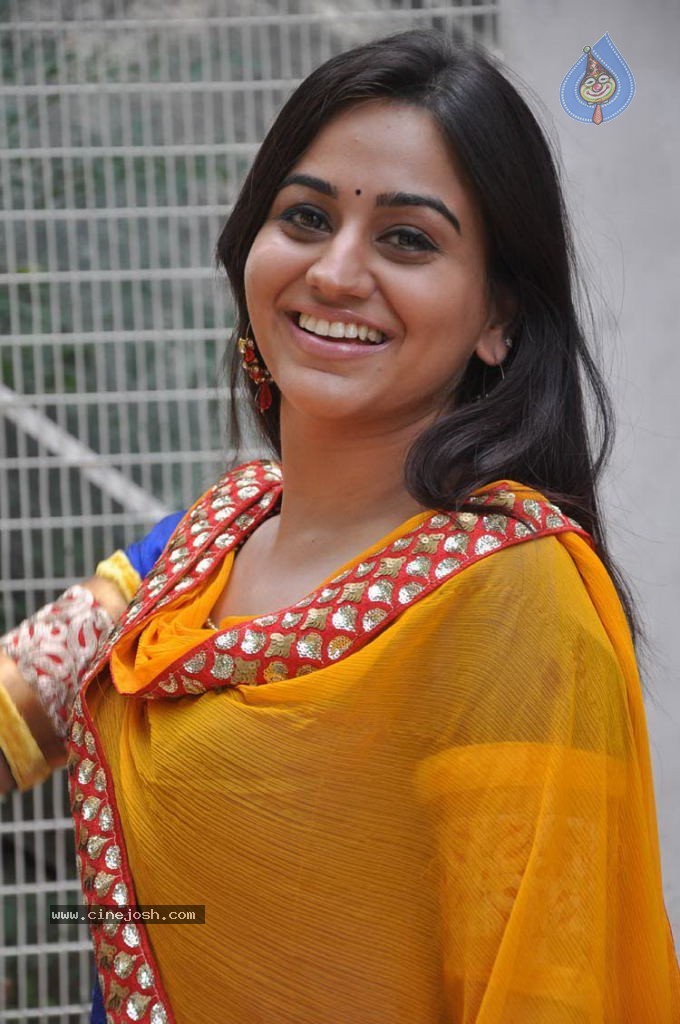 Aksha Latest Stills - 26 / 32 photos