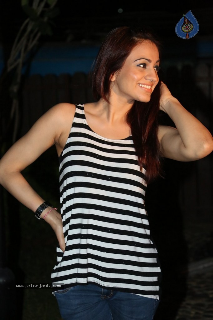 Aksha New Photos - 39 / 86 photos