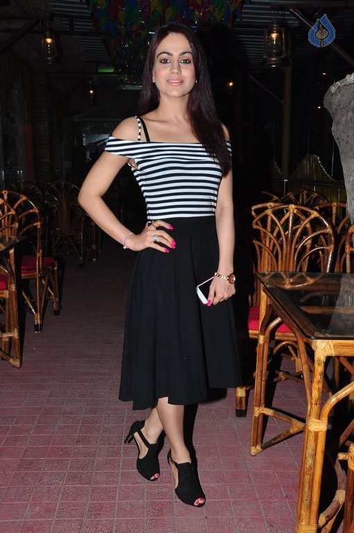 Aksha New Pics - 16 / 42 photos