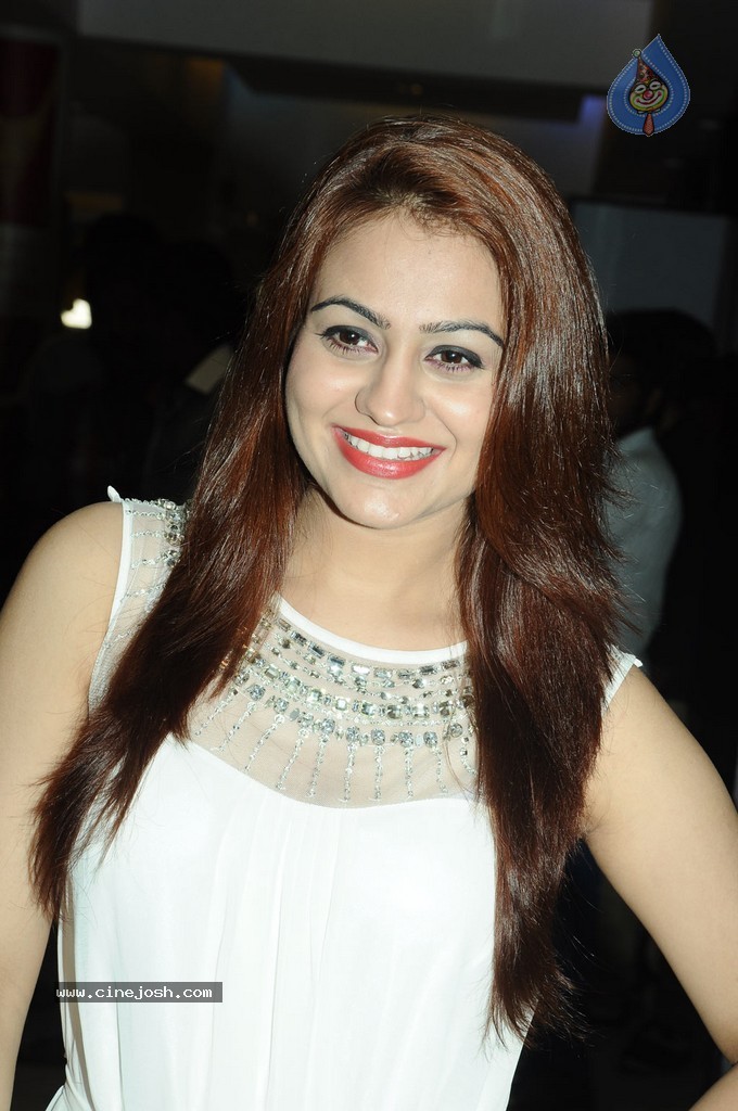 Aksha New Pics - 22 / 49 photos