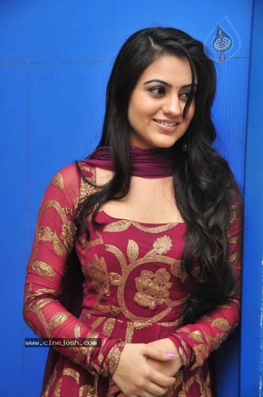 Aksha New Stills - 19 / 56 photos