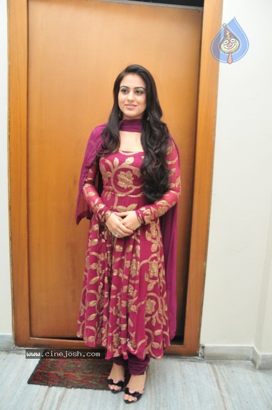 Aksha New Stills - 26 / 56 photos