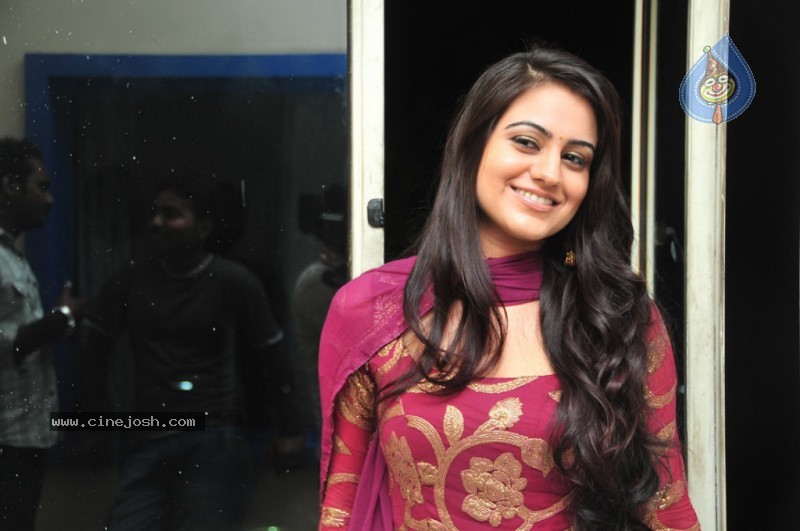 Aksha New Stills - 31 / 56 photos