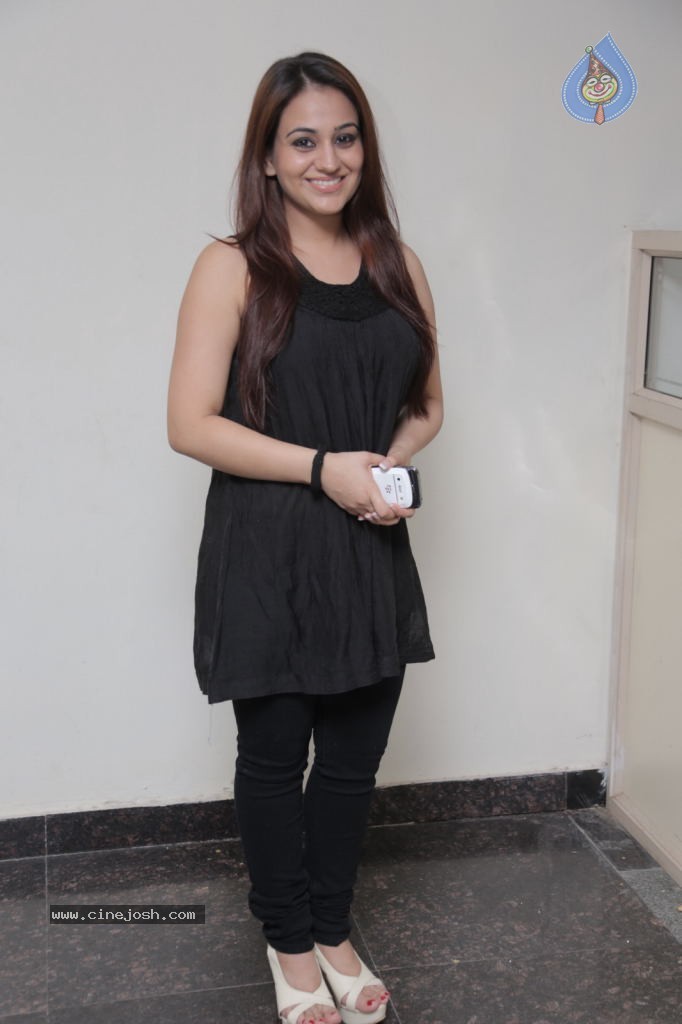 Aksha New Stills - 4 / 47 photos