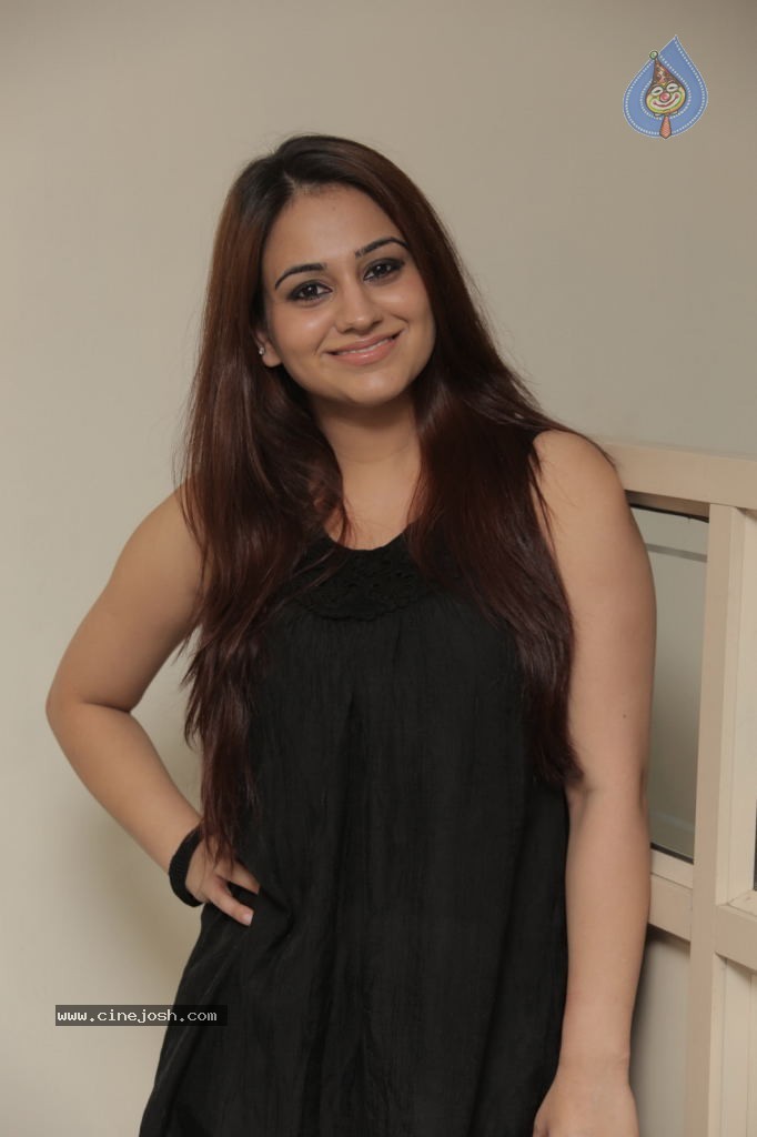 Aksha New Stills - 5 / 47 photos