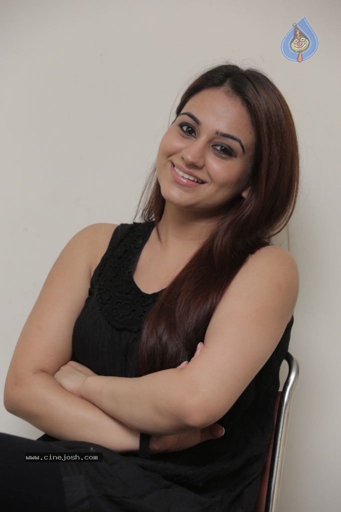 Aksha New Stills - 6 / 47 photos