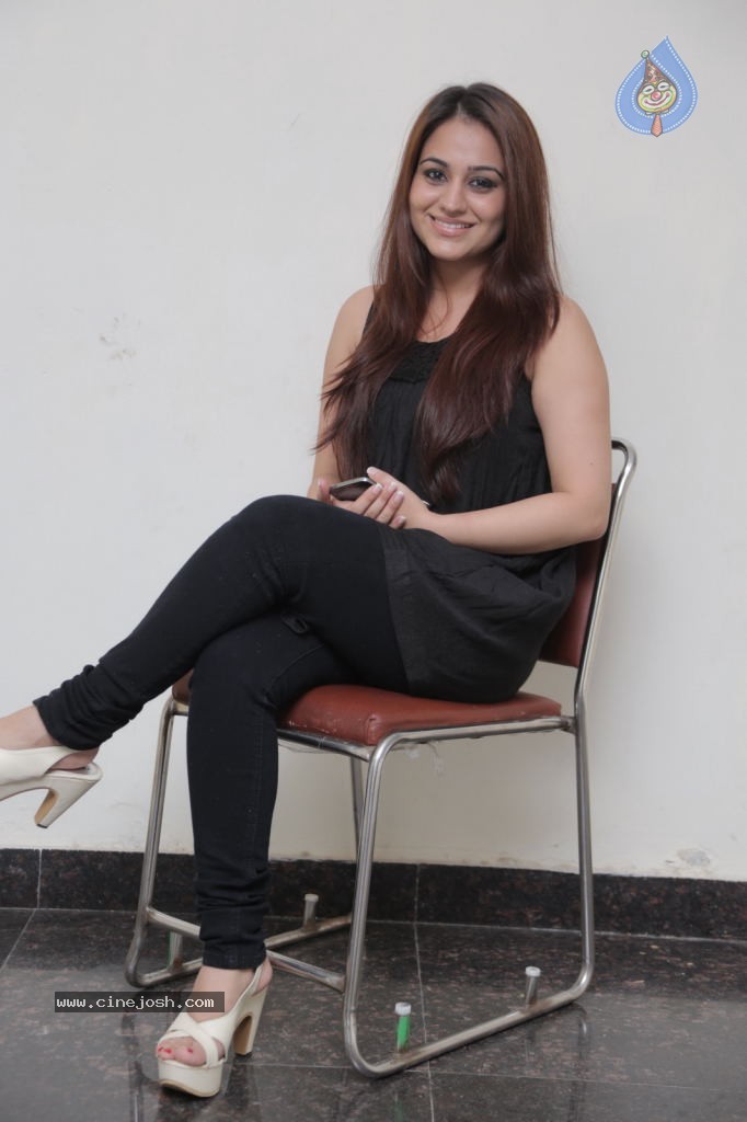 Aksha New Stills - 10 / 47 photos