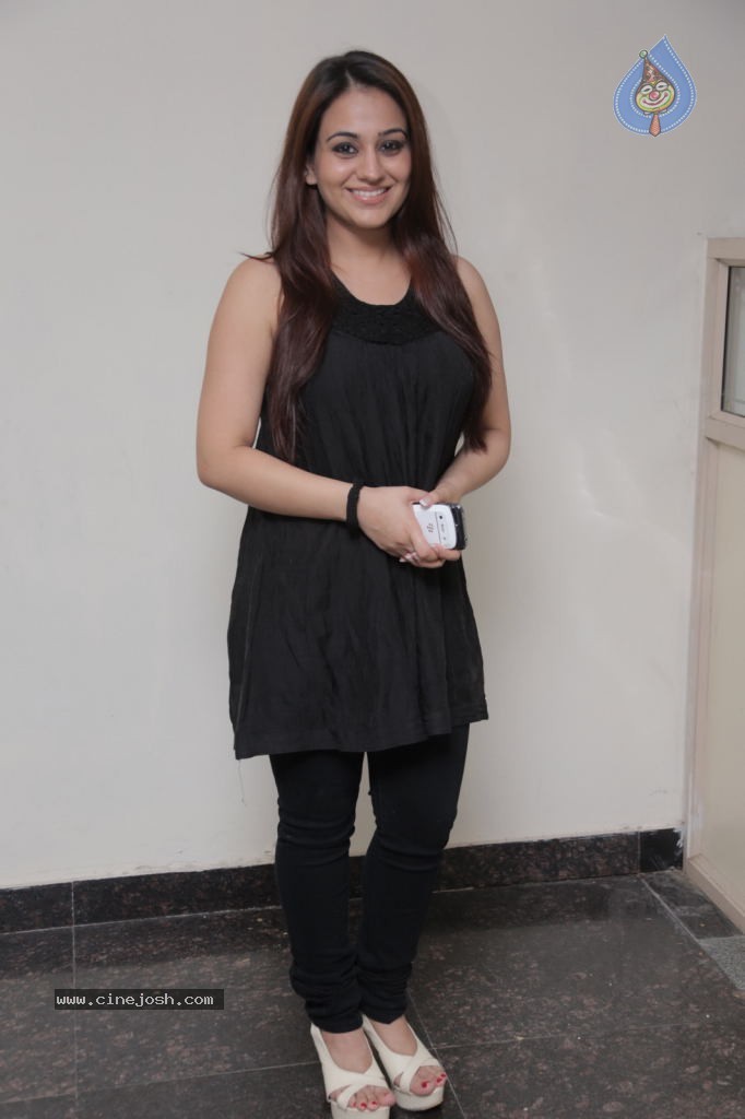 Aksha New Stills - 12 / 47 photos