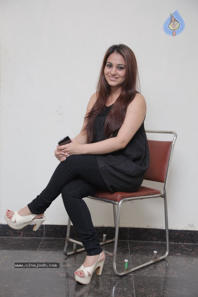 Aksha New Stills - 13 / 47 photos