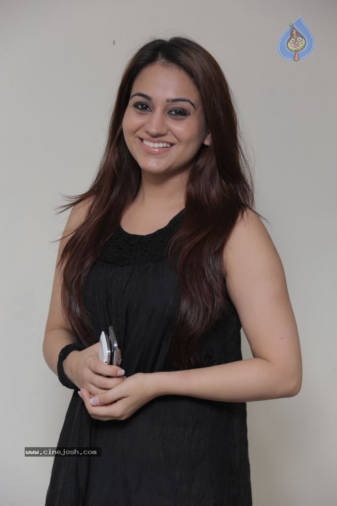 Aksha New Stills - 14 / 47 photos