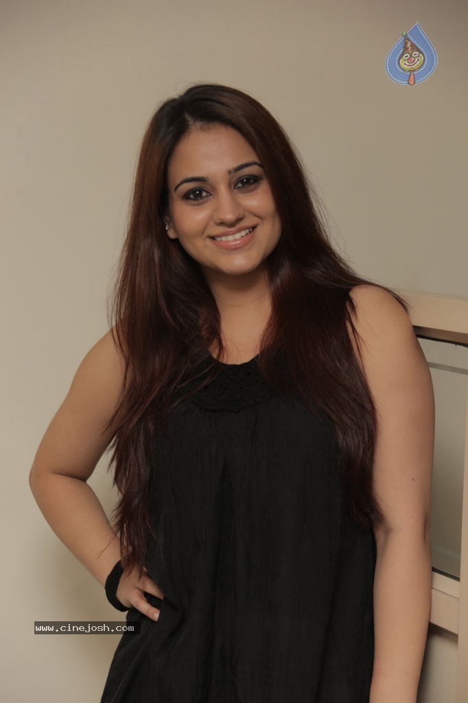 Aksha New Stills - 27 / 47 photos