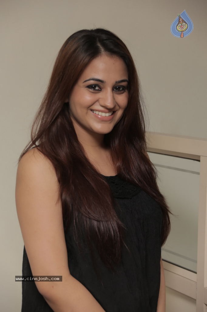 Aksha New Stills - 29 / 47 photos