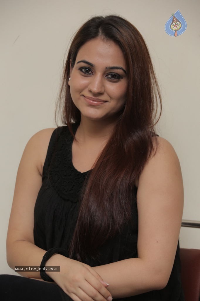 Aksha New Stills - 32 / 47 photos