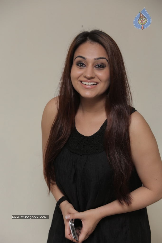 Aksha New Stills - 34 / 47 photos