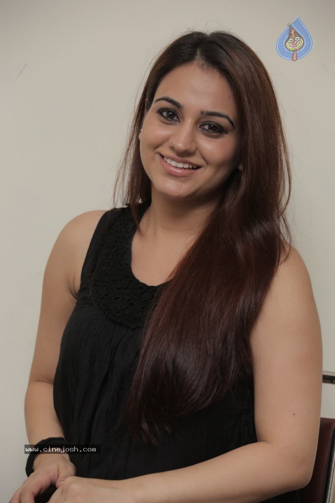 Aksha New Stills - 35 / 47 photos