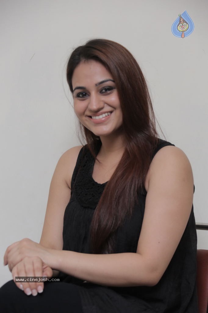 Aksha New Stills - 36 / 47 photos