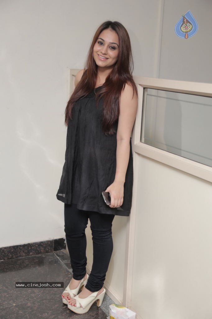 Aksha New Stills - 38 / 47 photos