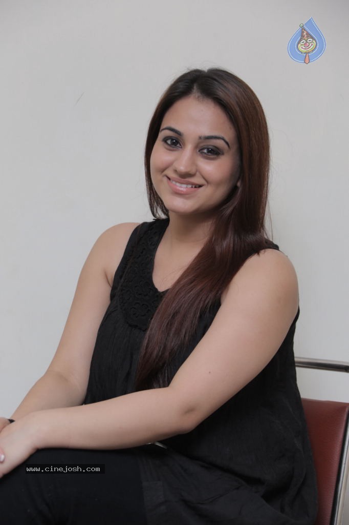 Aksha New Stills - 39 / 47 photos