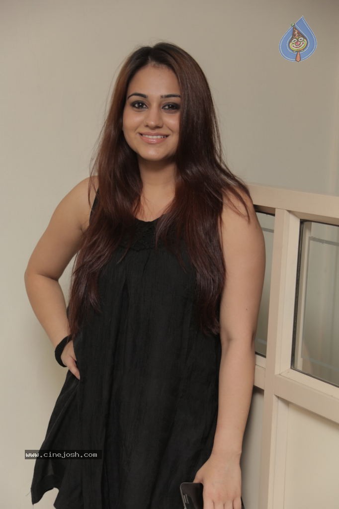 Aksha New Stills - 40 / 47 photos