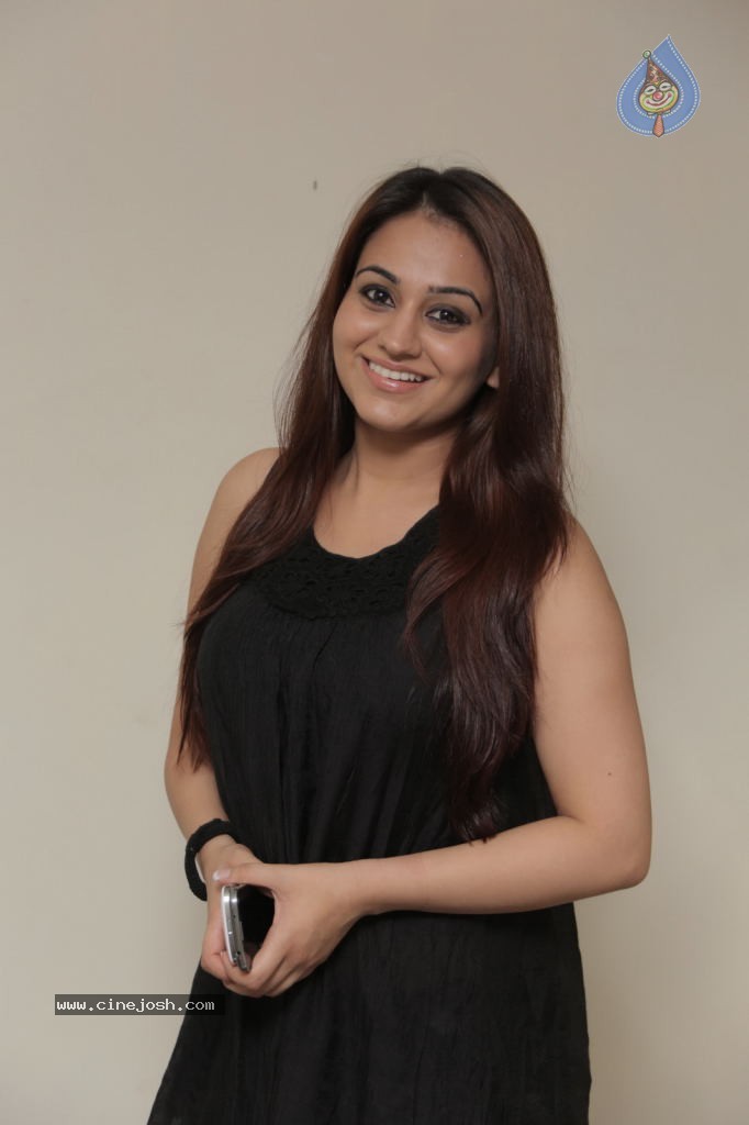 Aksha New Stills - 43 / 47 photos