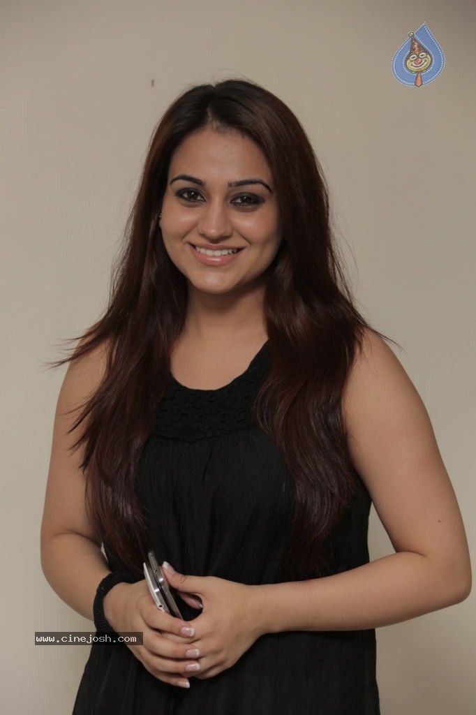 Aksha New Stills - 46 / 47 photos