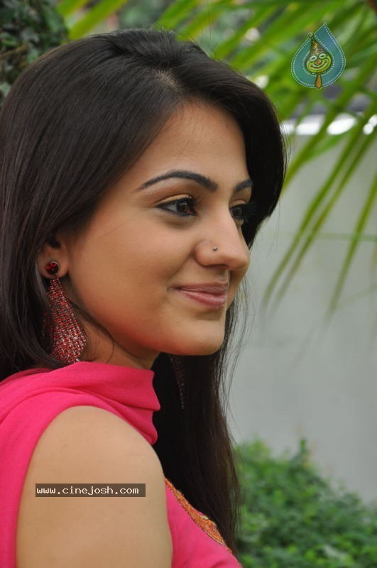 Aksha New Stills - 34 / 58 photos