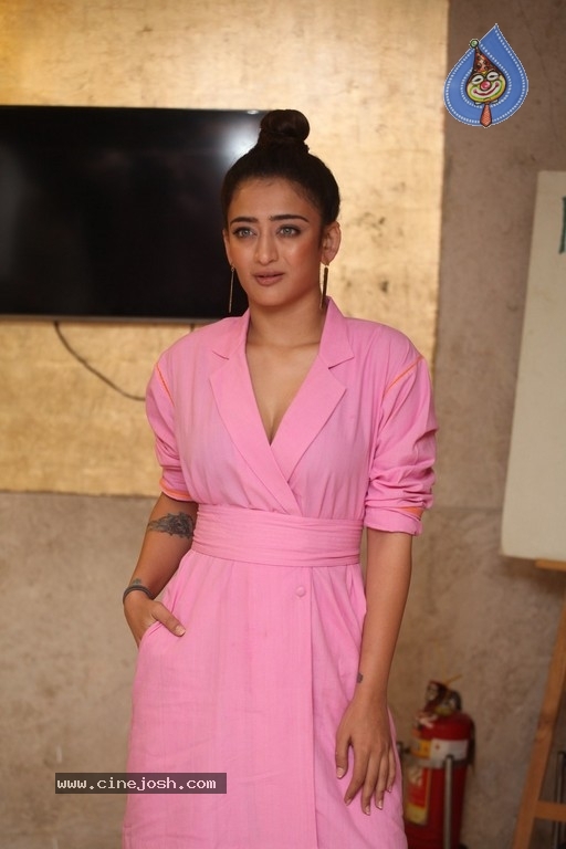 Akshara Haasan Gallery - 14 / 18 photos