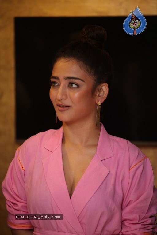 Akshara Haasan Gallery - 16 / 18 photos