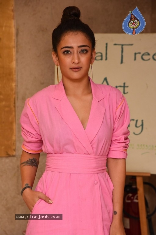 Akshara Haasan Gallery - 17 / 18 photos