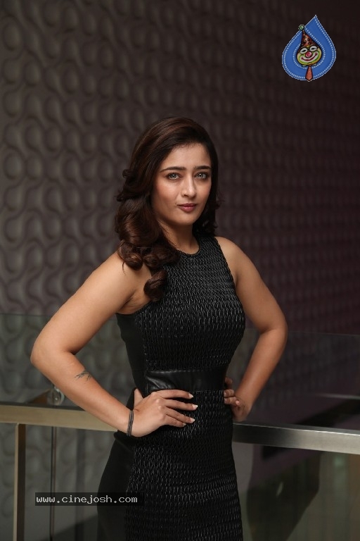 Akshara Haasan Photos - 15 / 21 photos