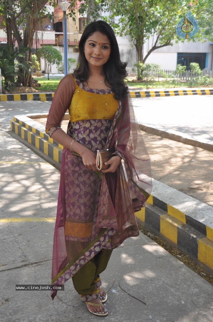 Akshara Stills - 17 / 28 photos