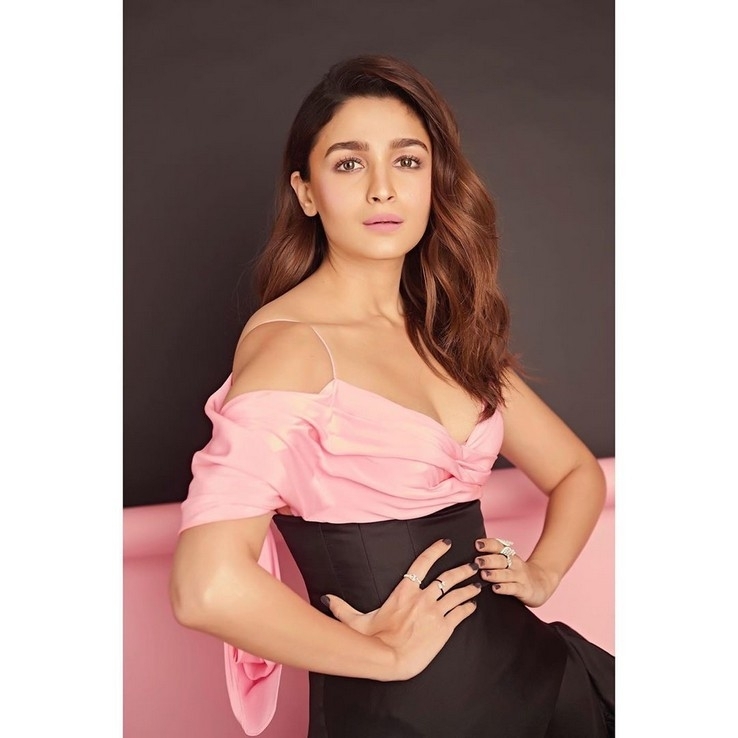 Alia Bhatt Stills - 17 / 20 photos