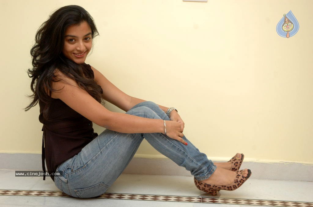 Alisha Hot Stills - 8 / 45 photos