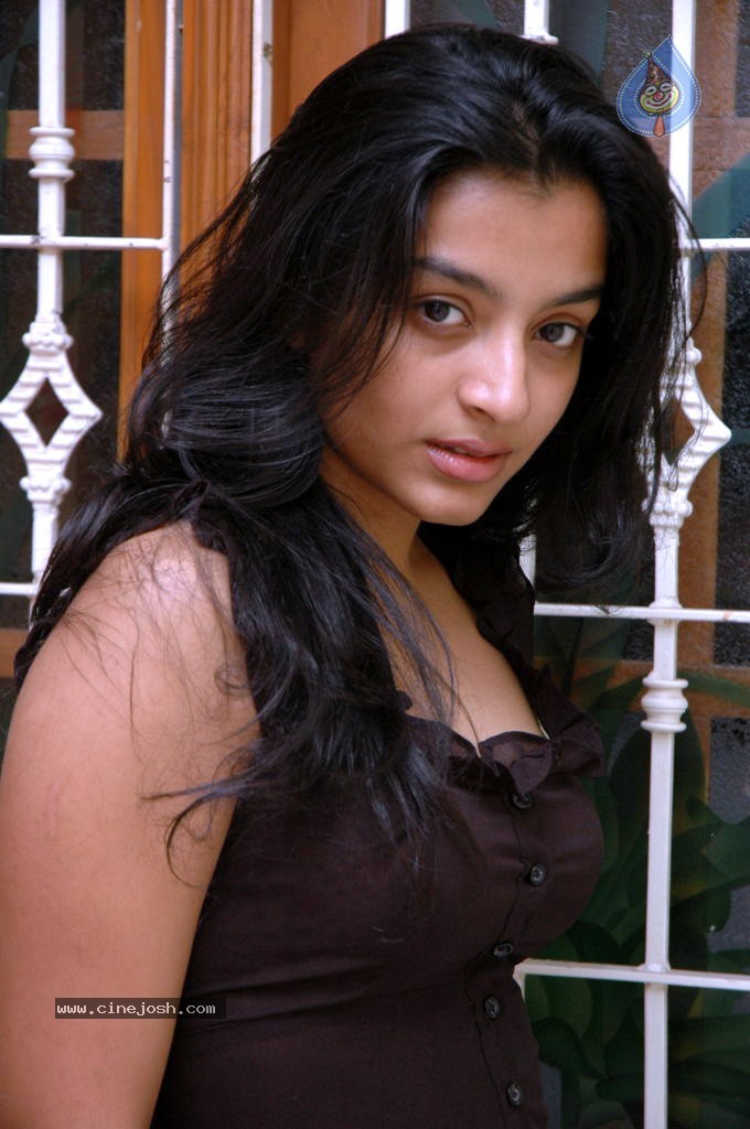 Alisha Hot Stills - 18 / 45 photos