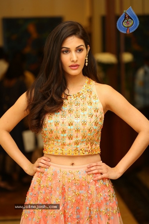 Amyra Dastur Photos - 10 / 38 photos