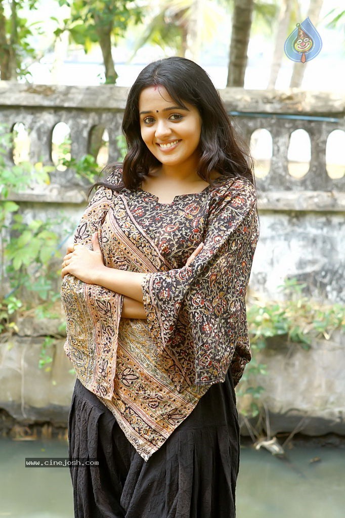 Ananya New Stills - 8 / 34 photos