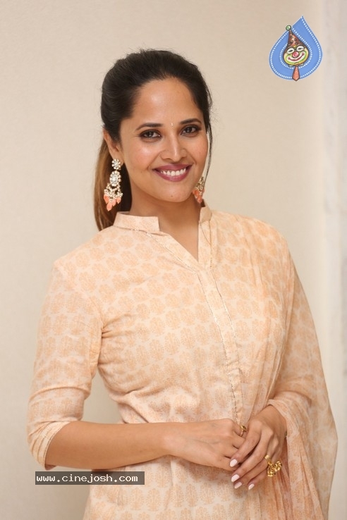 Anasuya Bharadwaj Photos - 8 / 13 photos