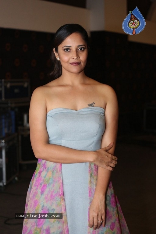 Anasuya New Gallery - 8 / 13 photos