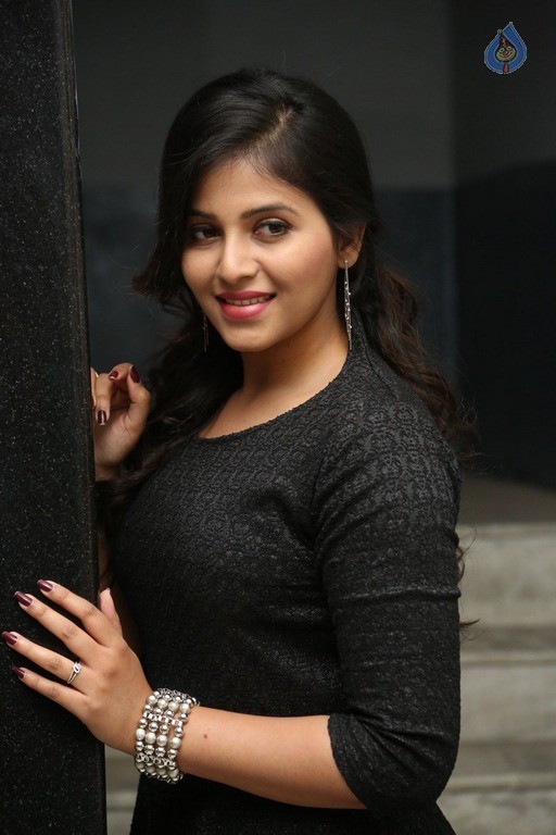 Anjali Latest Gallery - 24 / 42 photos