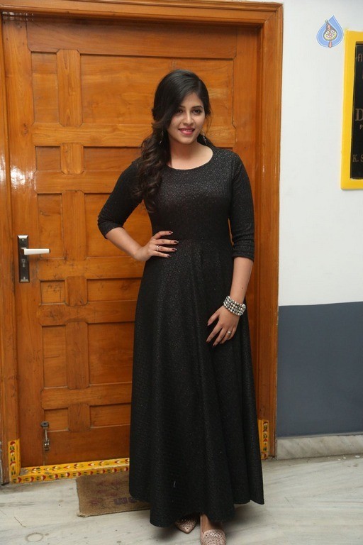 Anjali Latest Gallery - 26 / 42 photos