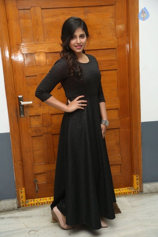 Anjali Latest Gallery - 27 / 42 photos