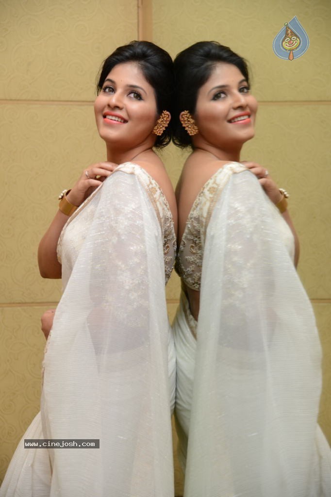 Anjali Latest Stills - 105 / 135 photos