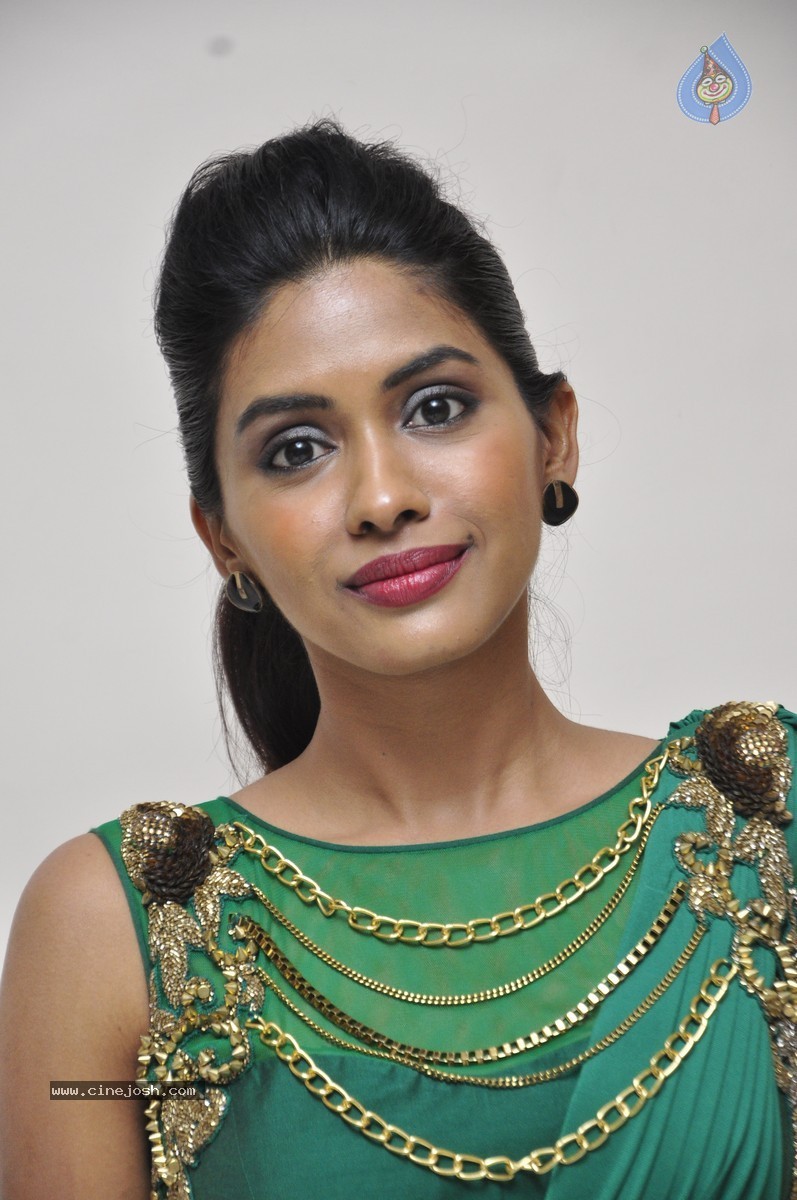 Anjali Patil Stills - 34 / 51 photos