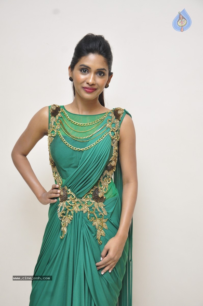 Anjali Patil Stills - 36 / 51 photos